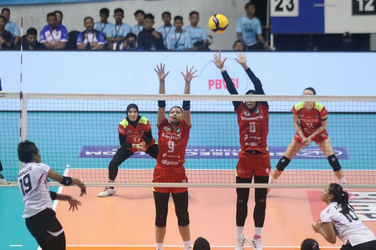 Laga lanjutan Proliga 2025 yang mempertemukan Jakarta Pertamina Enduro vs Yogya Falcons dihelat di Jawa Pos Arena, Surabaya, Sabtu(25/1/2025). Foto: PBVSI