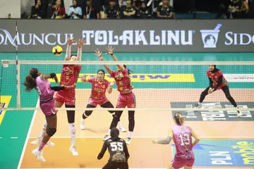 Laga lanjutan Proliga 2025 antara Jakarta Popsivo Polwan vs Jakarta Elektrik PLN dihelat di Jawa Pos Arena, Surabaya, Jawa Timur, Sabtu (25/1/2025). Foto: PBVSI