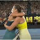 Aryna Sabalenka dan Madison Keys saling berpelukan usai final Australian Open 2025 sektor putri di Rod Laver Arena, Melbourne, Sabtu (25/1/2025). Foto: tangkapan layar Youtube Australian Open