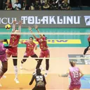 Laga lanjutan Proliga 2025 antara Jakarta Popsivo Polwan vs Jakarta Elektrik PLN dihelat di Jawa Pos Arena, Surabaya, Jawa Timur, Sabtu (25/1/2025). Foto: PBVSI