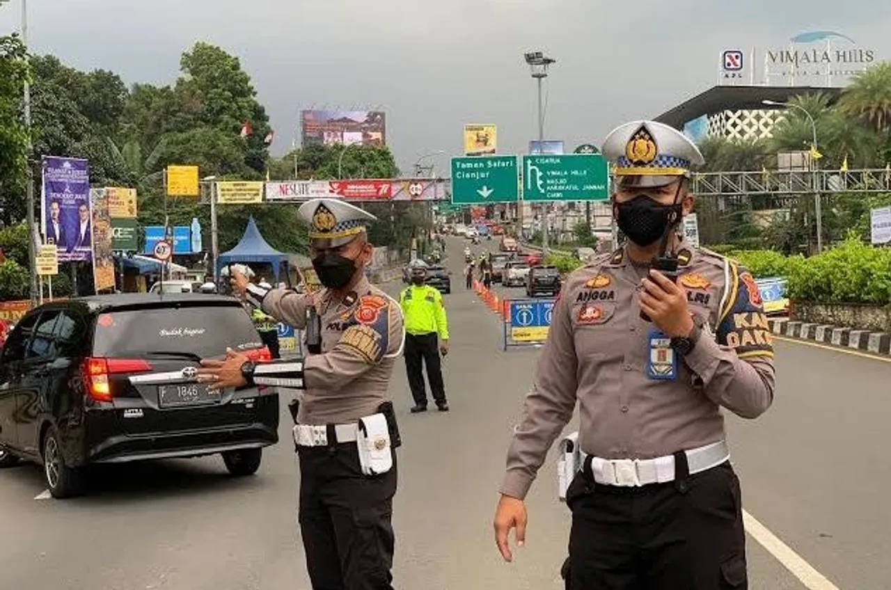 Polisi berlakukan sistem one way untuk mengurai kepadatan kendaraan. (Korlantas Polri)