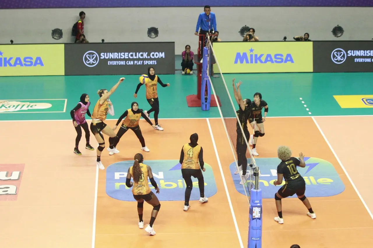 Laga Jakarta Popsivo Polwan vs Gresik Petrokimia dihelat di Jawa Pos Arena, Surabaya, Jawa Timur, Minggu (26/1/2025). Foto: PBVSI