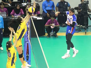 Junaida Santi melepaskan spike yang coba diblok oleh Liu Yanhan pada hari ketiga seri keempat Proliga 2025, di Jawa Pos Arena, Surabaya, 26 Januari. Foto: PBVSI