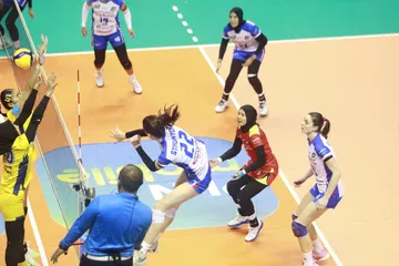 Erica Staunton melepaskan spike ke daerah permainan lawan pada laga Jakarta Pertamina Enduro vs Jakarta Livin Mandiri, di GOR Jawa Pos Arena, Surabaya, 26 Januari 2025 (Foto: PBVSI)