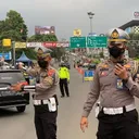 Polisi berlakukan sistem one way untuk mengurai kepadatan kendaraan. (Korlantas Polri)