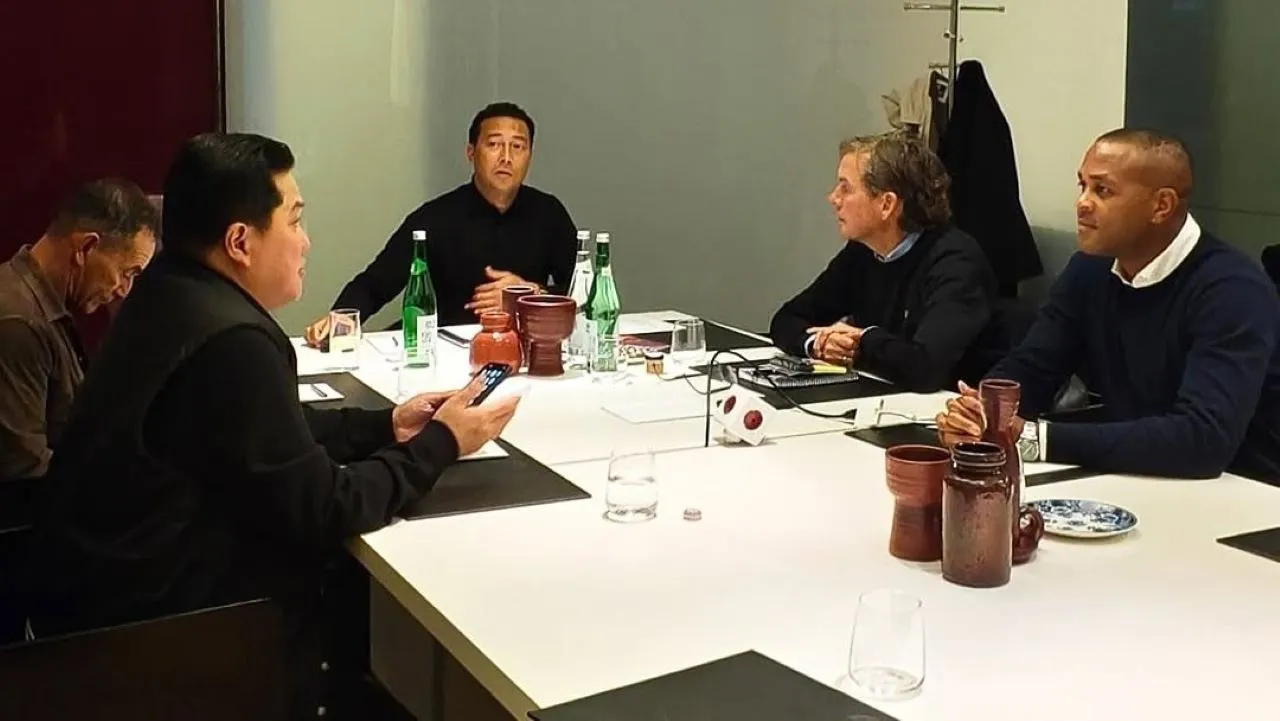 Ketua Umum PSSI, Erick Thohir, rapat dengan Patrick Kluivert dan asisten pelatih Timnas Indonesia. (Foto: Instagram/erickthohir)