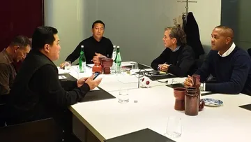 Ketua Umum PSSI, Erick Thohir, rapat dengan Patrick Kluivert dan asisten pelatih Timnas Indonesia. (Foto: Instagram/erickthohir)