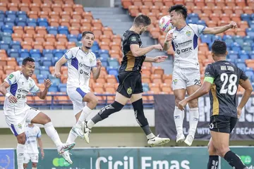 Momen duel pemain di laga PSKC Cimahi vs Bhayangkara FC. (Foto: Instagram/PSKC Cimahi)