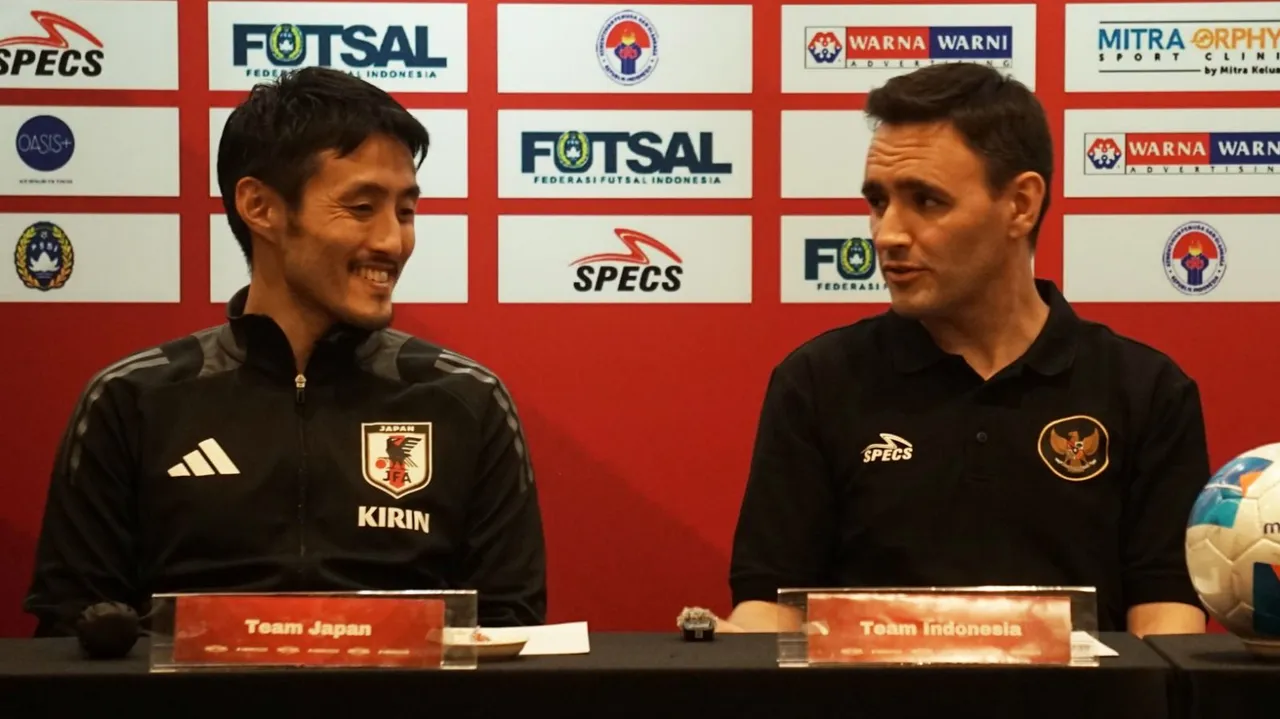 Pelatih Timnas Futsal Jepang, Kensuke Takahashi (Kiri)/SportCorner Alwan Naufal.