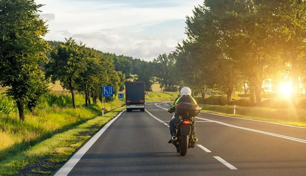 Mendahului truk atau bus punya resiko tinggi. (Motorcycle Safety Institute)