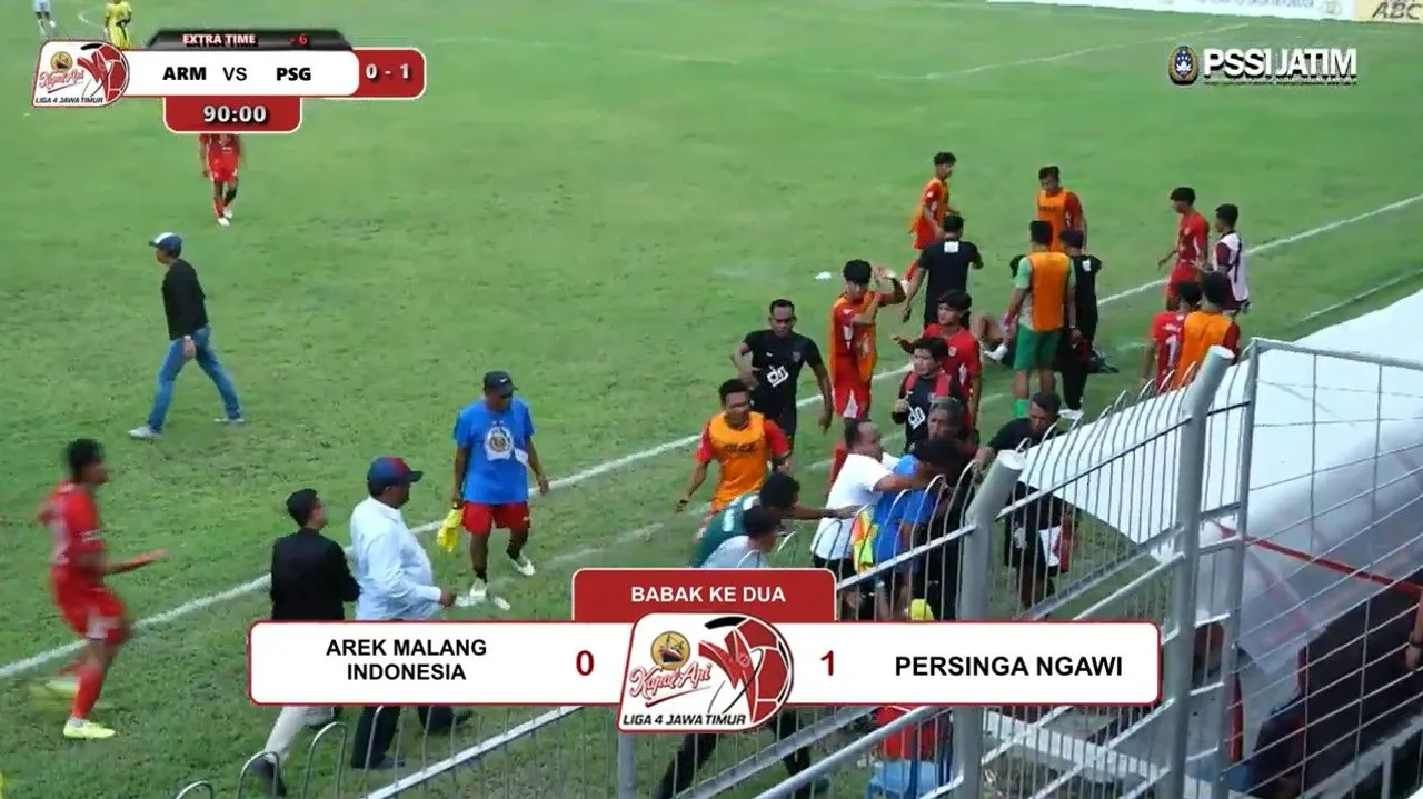 Pertandingan Arekmalang Indonesia vs Persinga Ngawi di Liga 4 Jawa Timur ricuh/foto: Youtube PSSI Jawa Timur.