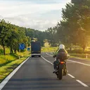 Mendahului truk atau bus punya resiko tinggi. (Motorcycle Safety Institute)