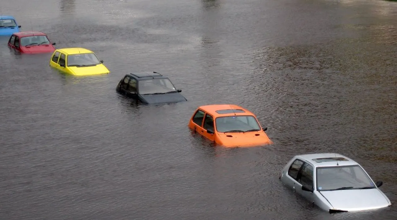 Mobil yang terendam banjir tidak boleh langsung dinyalakan. (Toyo Tyre)