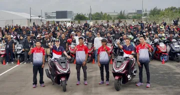 Pembalap MotoGP Joan Mir dan Luca Marini berfoto bersama komunitas Honda. (AHM)