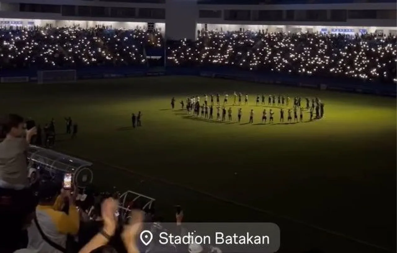 Suporter menyambut Persiba Balikpapan yang kembali bertanding di Stadion Batakan/foto: IG Lutfia Azizah.