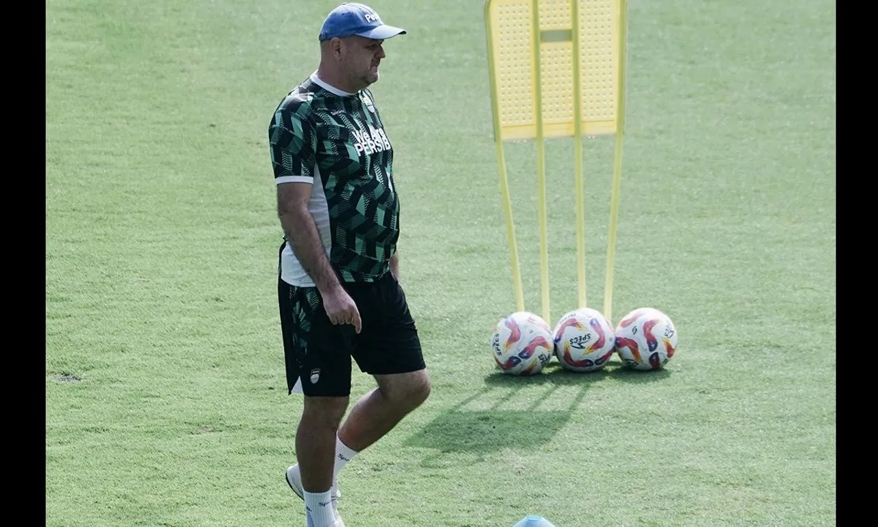 Pelatih Persib Bandung, Bojan Hodak, dalam sesi latihan. (Foto: Instagram/persib)