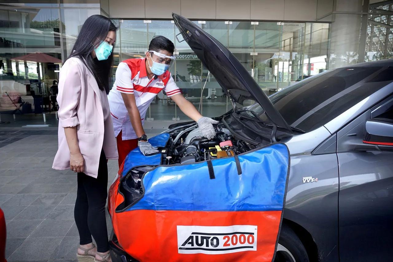 Memeriksa kondisi kendaraan secara rutin di bengkel resmi. (Auto2000)