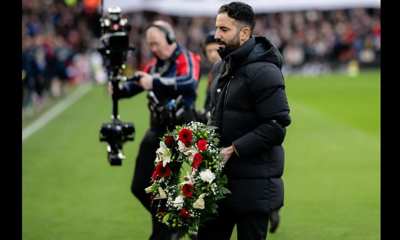 Ruben Amorim membawa bunga di Stadion Old Trafford. (Foto: Instagram/manchesterunited)