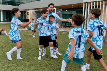 Lionel Messi bersama putranya ketika bermain sepakbola/foto: IG LeoMessi.