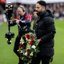 Ruben Amorim membawa bunga di Stadion Old Trafford. (Foto: Instagram/manchesterunited)