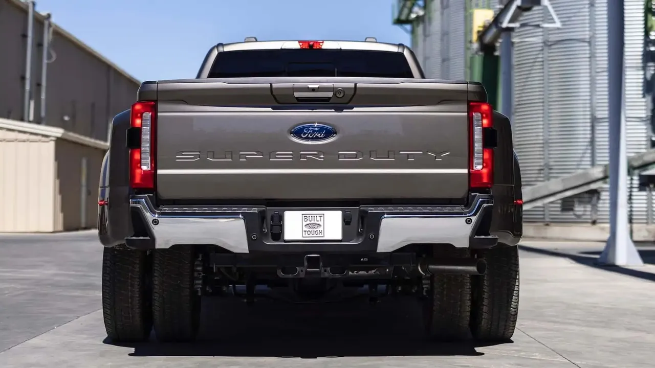 Dengan banderol harga puluhan juta, lampu Ford f-350 jadi salah satu incaran favorit pencuri. (Motor1)