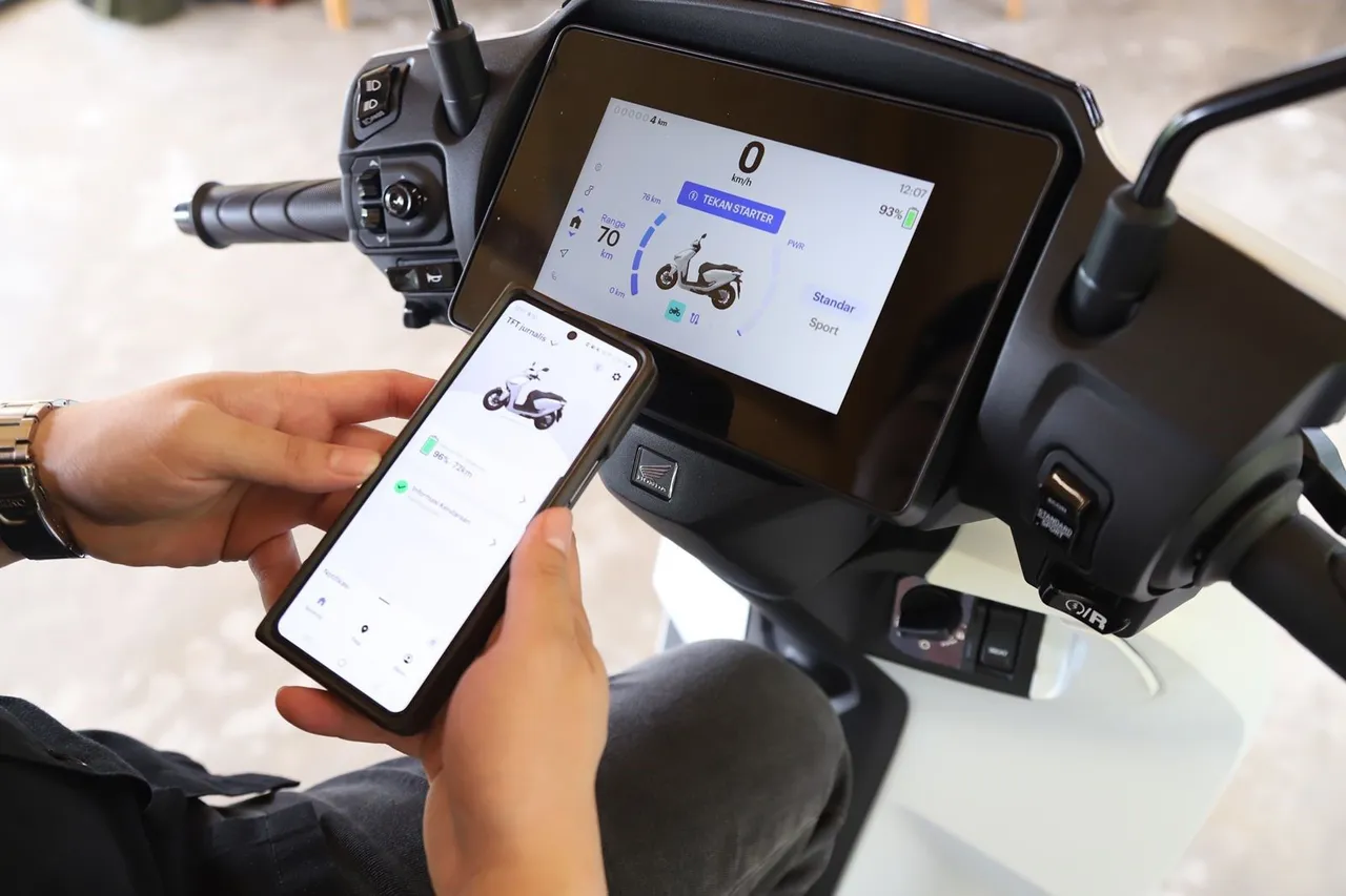 Fitur RoadSync Duo membuat pengendara terus terkoneksi. (AHM)