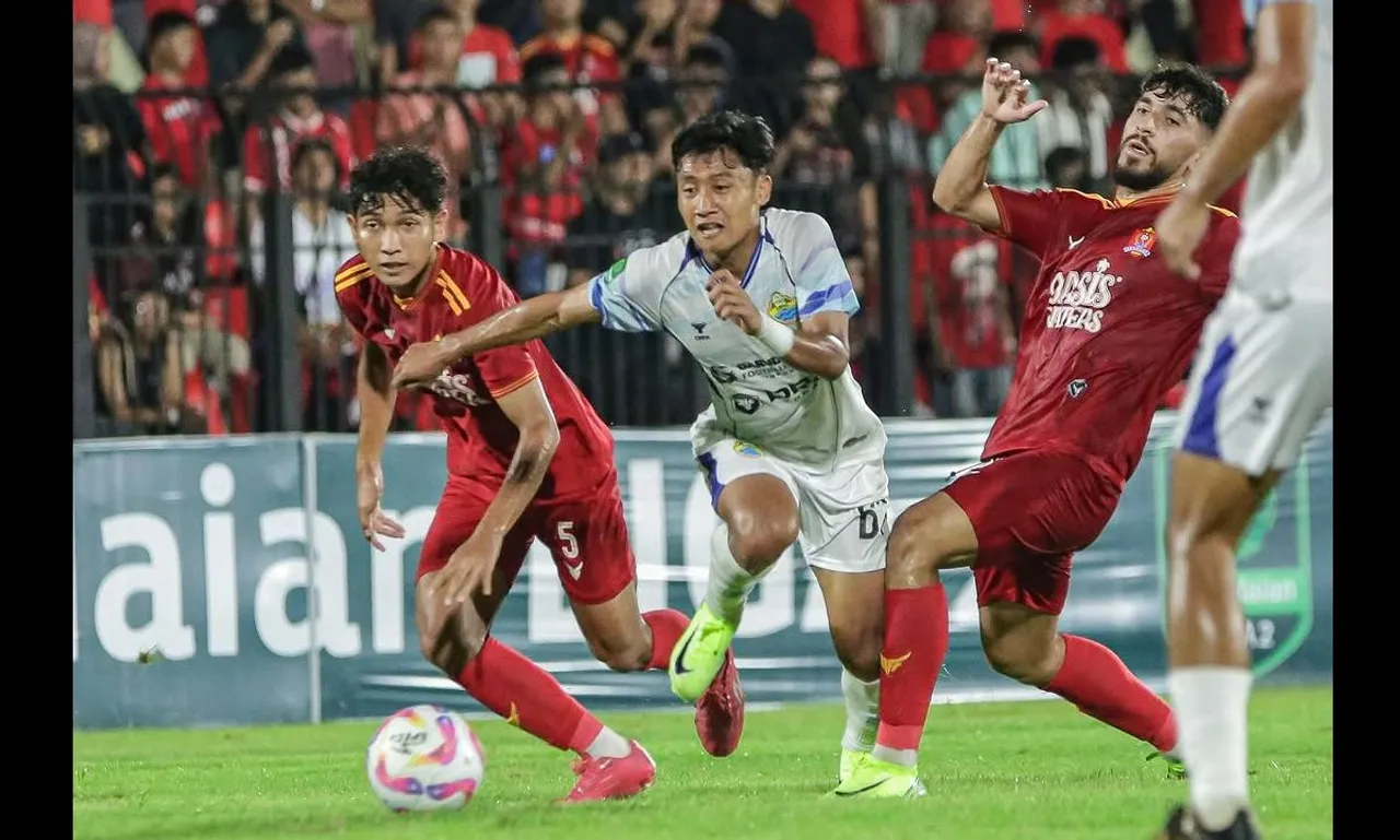 Duel pemain dalam laga Persijap vs PSKC. (Foto: Instagram/pskc_cimahi)