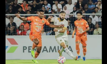 Duel para pemain dalam laga Persiraja vs PSIM (Foto: Instagram/psimjogja_official)