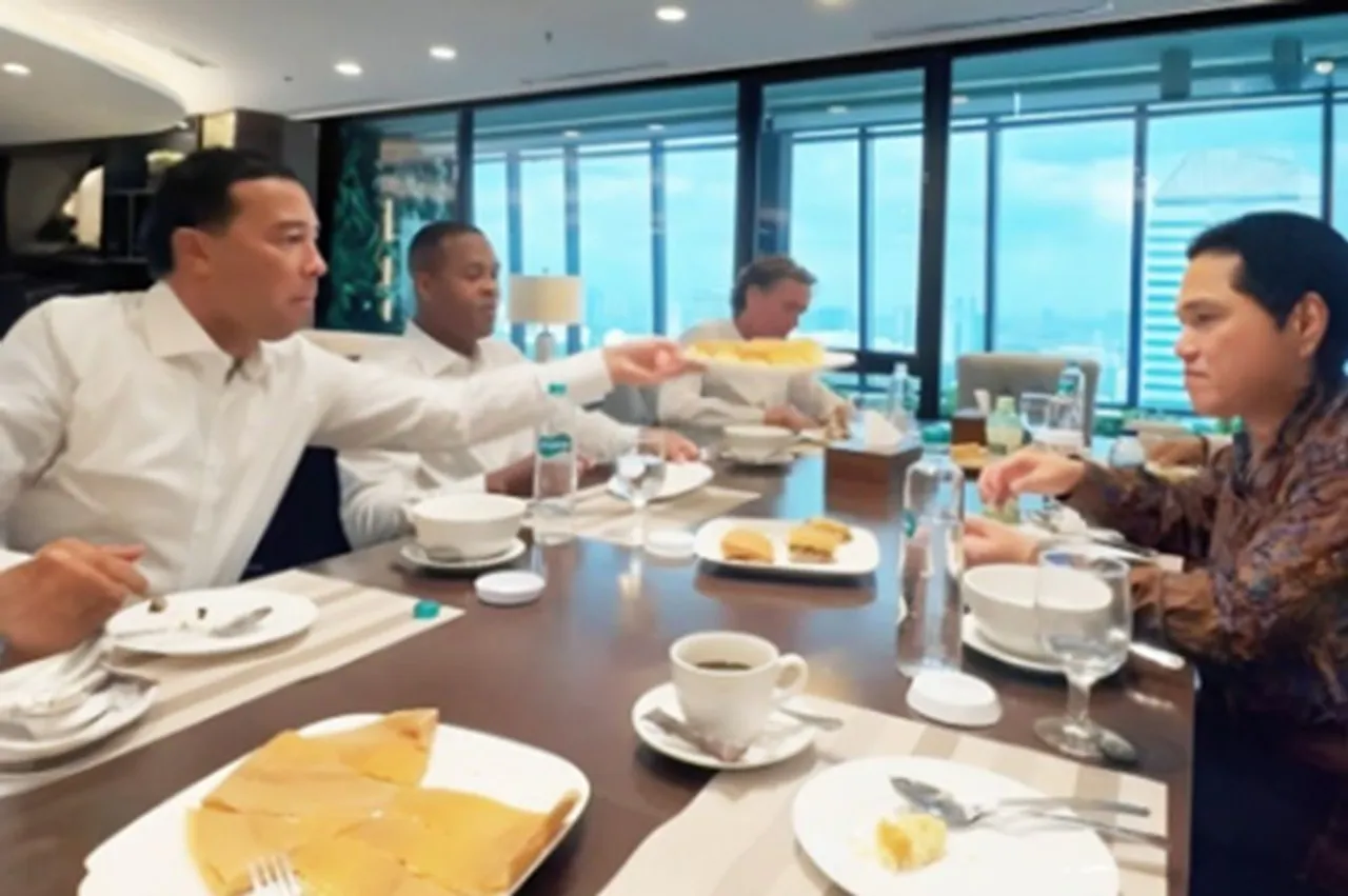 Erick Thohir Makan Martabak Bareng Staf Pelatih Timnas Indonesia (Foto: Instagram Erick Thohir)