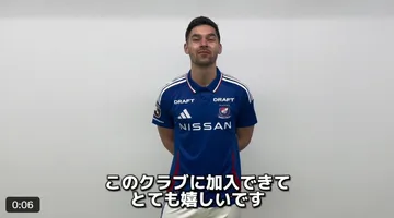 Sandy Walsh diperkenalkan Yokohama F Marinos pada Minggu (9/2/2025)/foto: X Yokohama F Marinos.