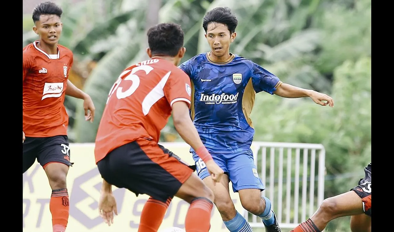 Duel pemain dalam laga Persib Bandung U-20 vs Bali United. (Foto: Instagram/akademipersib)