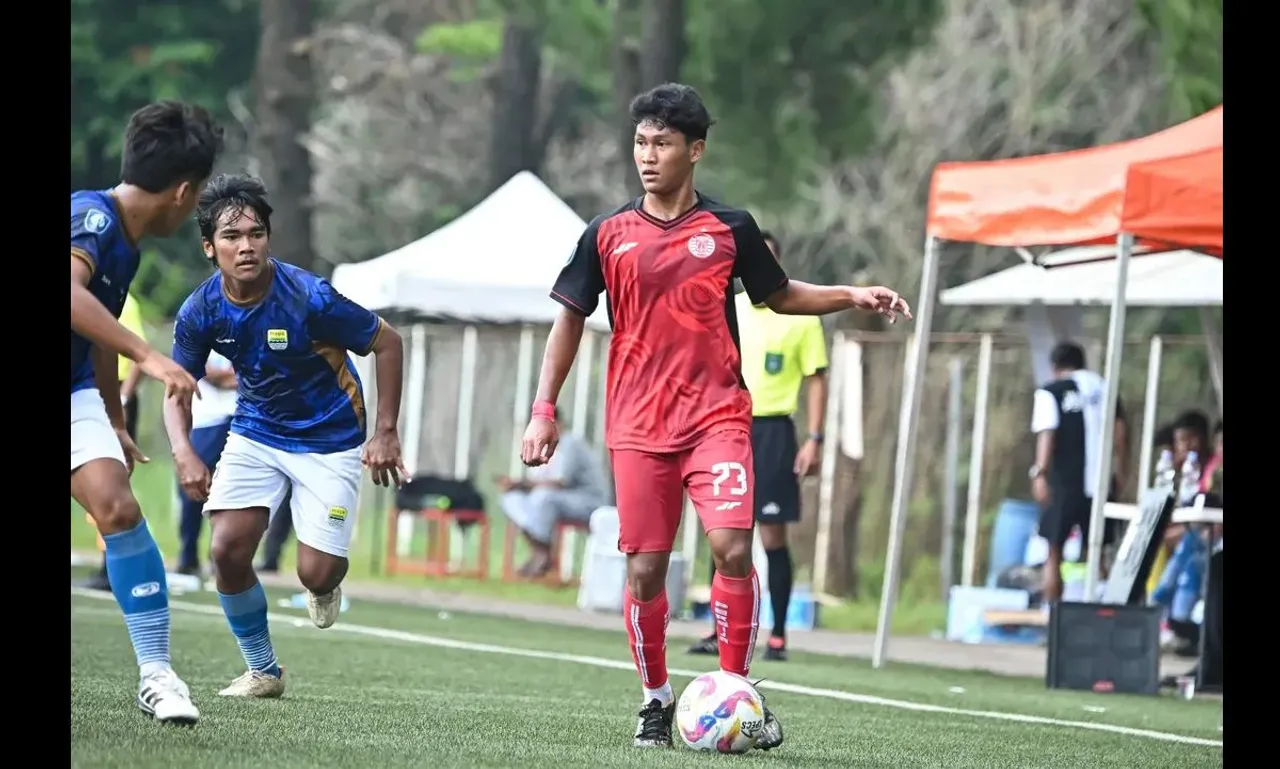 Pemain Persija Jakarta U-18 dalam duel melawan Persib Bandung U-18. (Foto: Instagram/persija.epa)