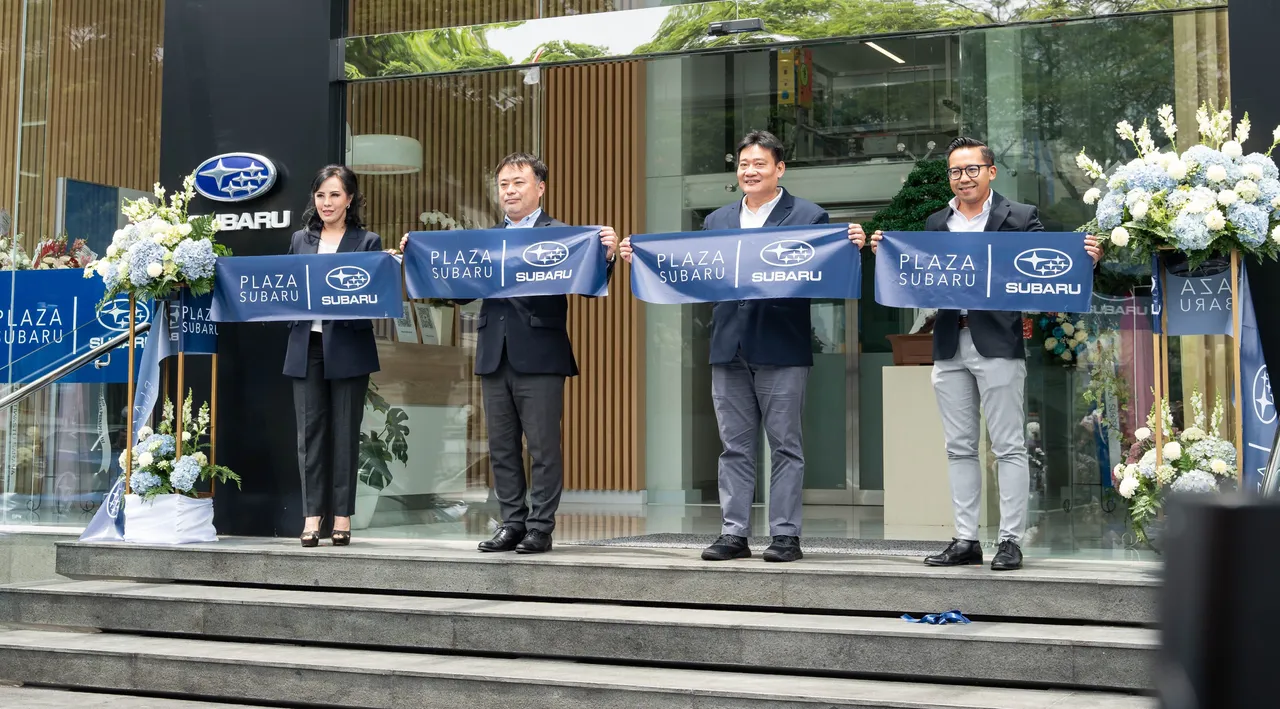 Seremoni pengguntingan pita peresmian Plaza Subaru Kebon Jeruk. (Subaru Indonesia)