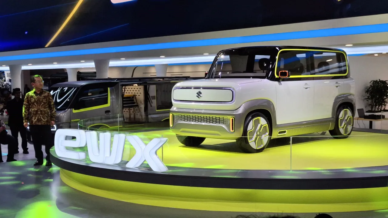 President Director SIS Minoru Amano (baju batik) saat memperkenalkan mobil konsep Suzuki eWX. (Chadie)