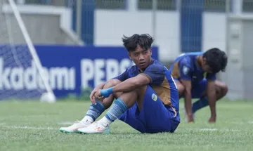 Pemain Persib Bandung U-16 tertunduk lesu usai timnya gagal lolos ke semifinal EPA Liga 1 2024/2025/foto: Liga Indonesia Baru.