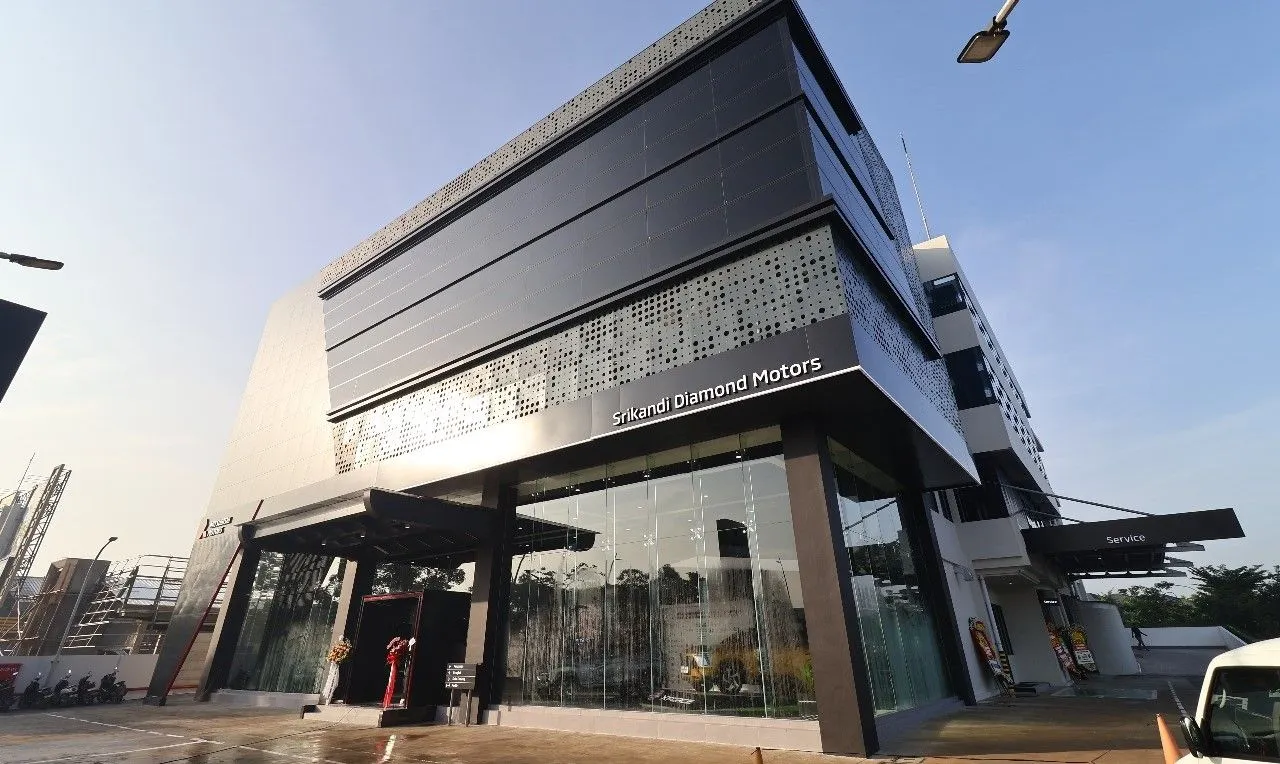 Diler Mitsubishi Srikandi Diamond Motors di kawasan Pantai Indah Kapuk 2. (MMKSI)