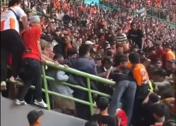 Kericuhan terjadi di stadion Patriot Candrabhaga di laga Persija vs Persib/foto: X@pnwboys1933.