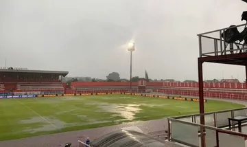 Kondisi lapangan Stadion Soepriadi Blitar penuh genangan air usai diguyur hujan/foto: Media Arema FC.