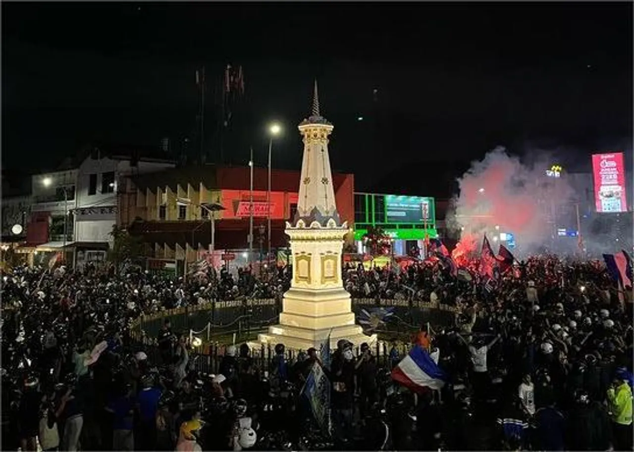 Suporter PSIM Yogyakarta tumpah di Tugu/X(MalioboroExpres)