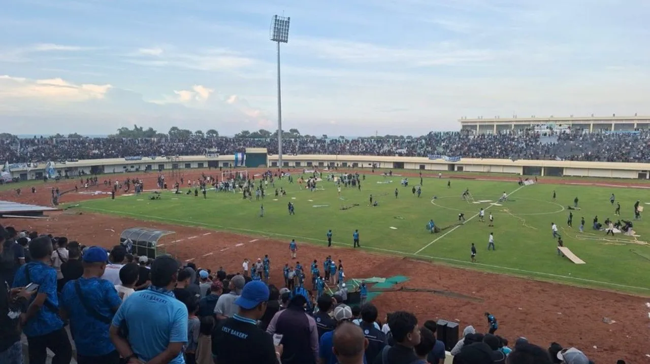 Laga Persela vs Persijap terhenti setelah suporter ricuh dan memasuki lapangan pertandingan/foto: X Olah Bola.