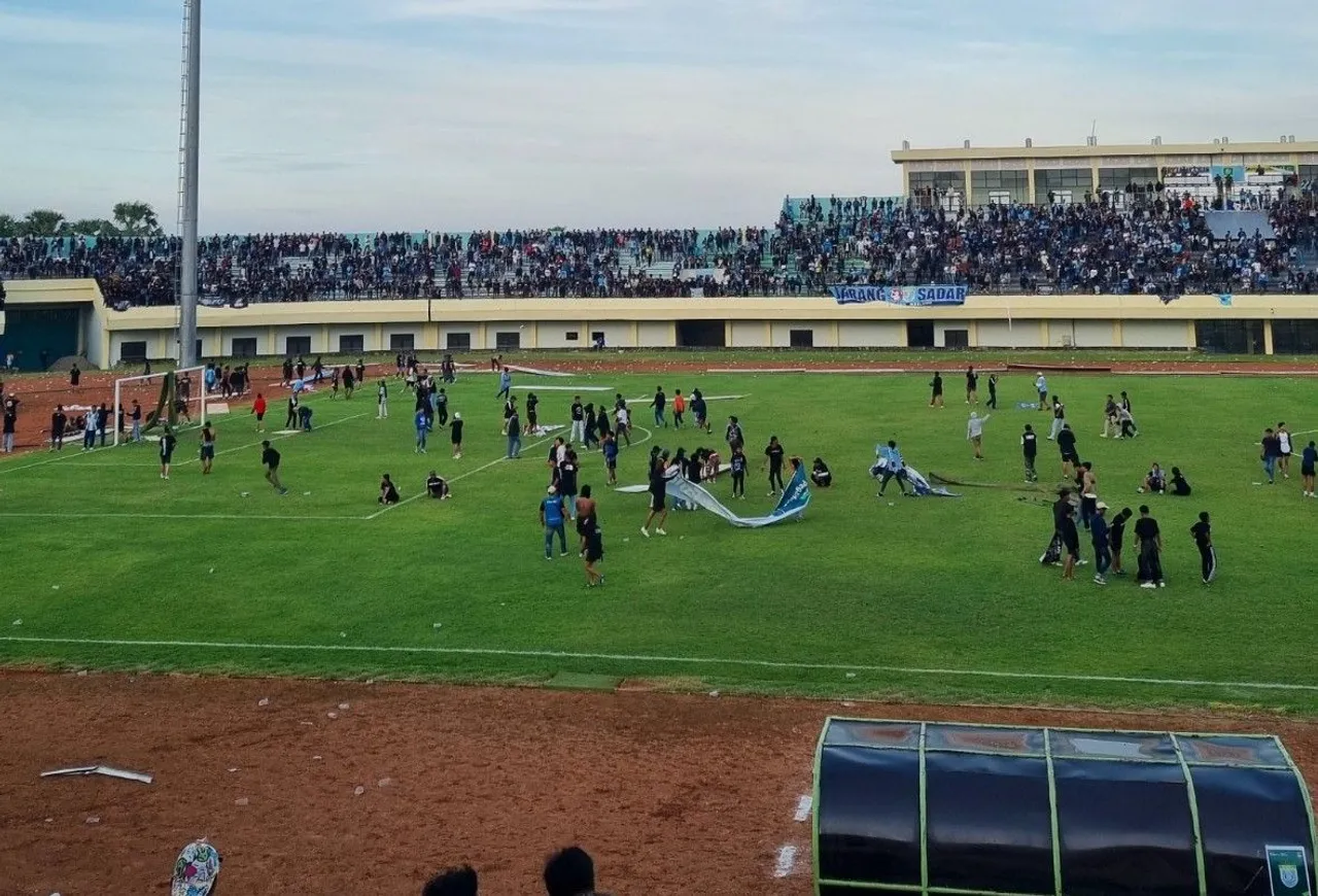 Laga Persela vs Persijap terhenti setelah suporter ricuh dan memasuki lapangan pertandingan/foto: X Olah Bola.