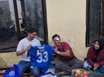 Korban Pemukulan Suporter Dapat Jersey Persib (Foto: IG Tobias Ginanjar)