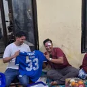 Persib - Korban Pemukulan Suporter Dapat Jersey Persib (Foto: IG Tobias Ginanjar)