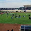 persela vs persijap ricuh.jpg - Laga Persela vs Persijap terhenti setelah suporter ricuh dan memasuki lapangan pertandingan/foto: X Olah Bola.