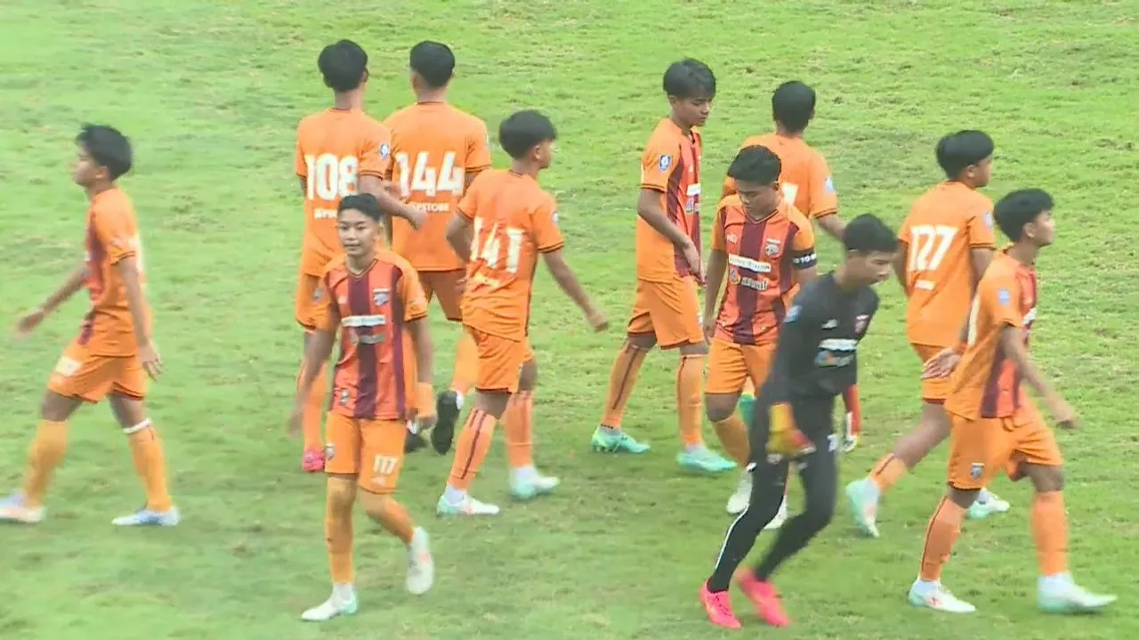 Para pemain Borneo FC U-16 menggunakan nomor punggung tiga digit di final EPA Liga 1 2024/2025 U-16 lawan Persebaya Surabaya U-16/foto: LIB TV.