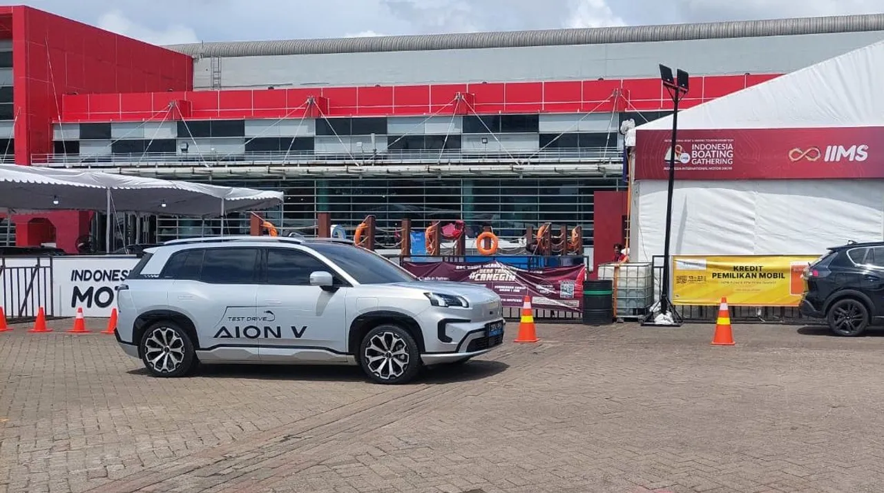 Aion di test drive IIMS 2025. (Bagus)