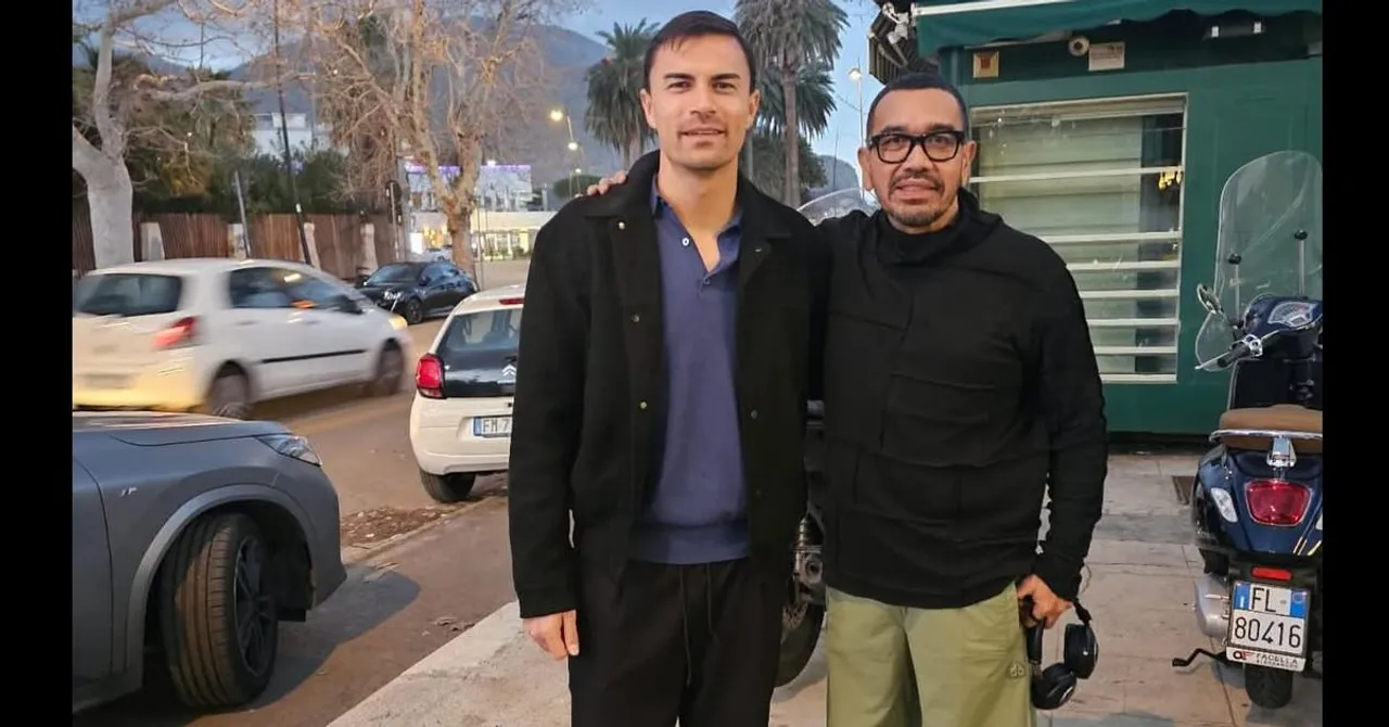 Exco PSSI, Arya Sinulingga, berfoto dengan Emil Audero. (Foto: Instagram/arya.m.sinulingga)