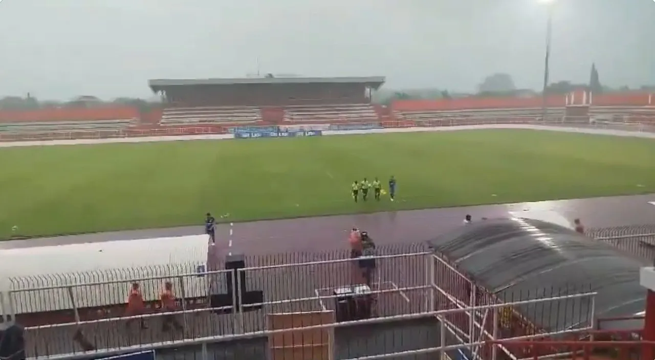 Pertandingan Arema vs PSIS dihentikan karena hujan lebat disertai petir terjadi di Gelora Soepriadi Blitar/foto: X/Olahbolacom