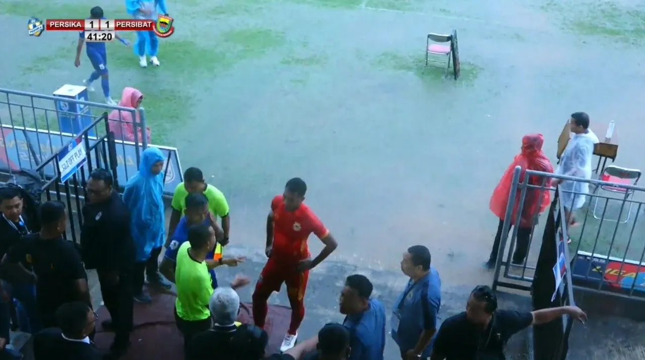 Pertandingan Persika vs Persibat dihentikan karena lapangan banjir usai diguyur hujan lebat disertai petir/foto: Youtube Persika.