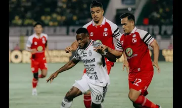 Aksi Privat Mbarga di laga Barito Putera vs Bali United. (Foto: Instagram/baliunitedfc)